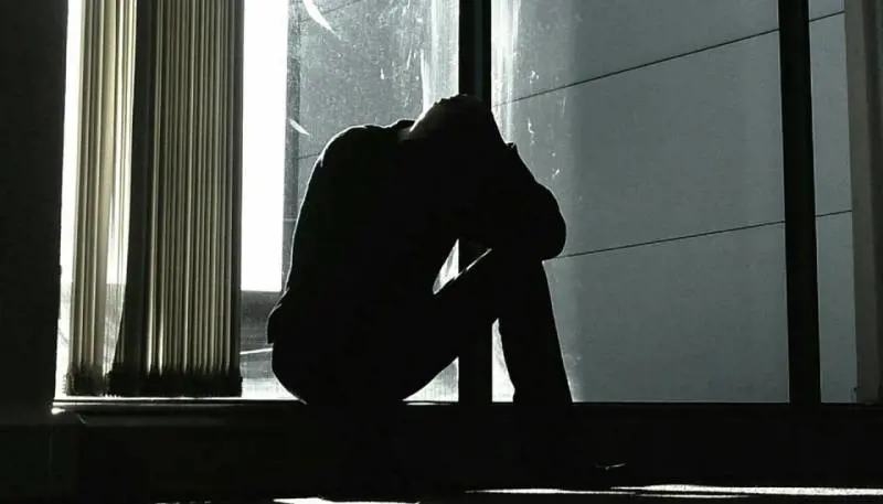 Milano, marocchino lo rapina. Dopo poche ore il 24enne si suicida