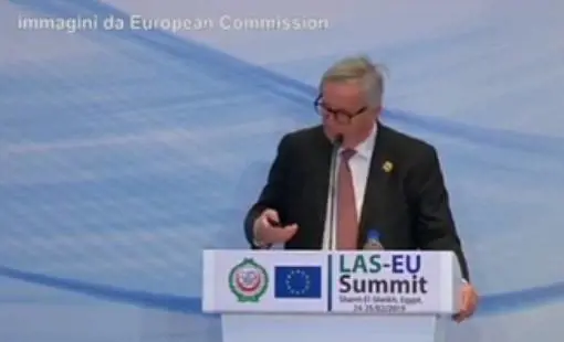 Ue, squilla un cellulare durante la conferenza stampa. E Juncker: "È mia moglie..."
