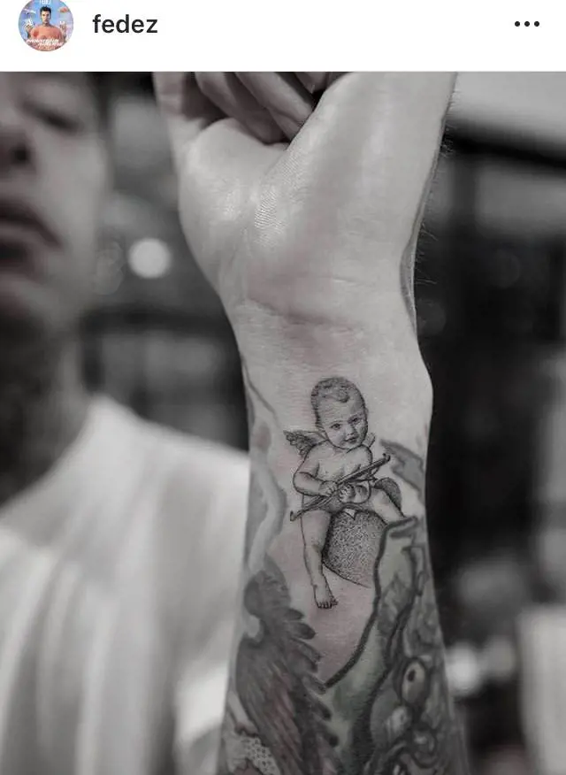 Fedez, nuovo tatuaggio con il piccolo Leo che fa da Cupido