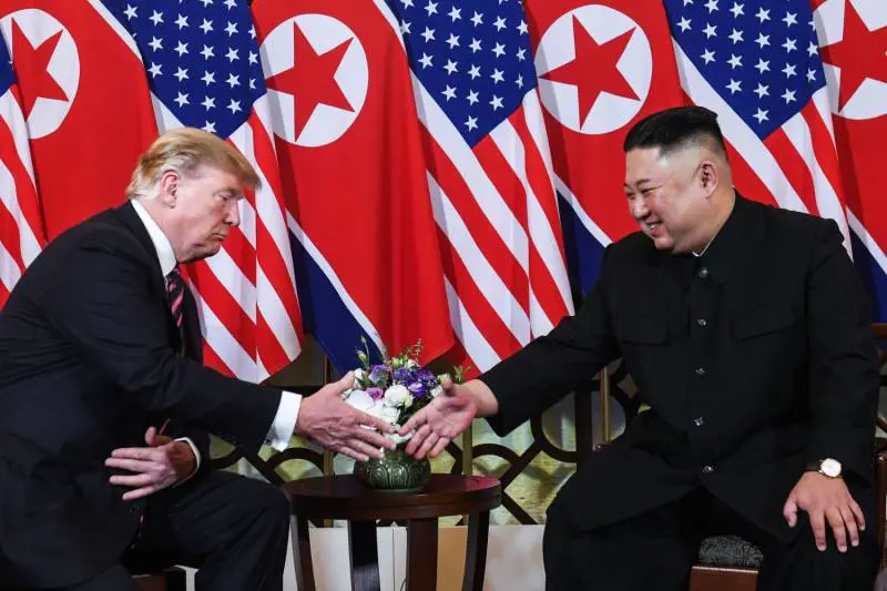 La stretta di mano tra il presidente americano Donald Trump e il leader coreano Kim Jong-un
