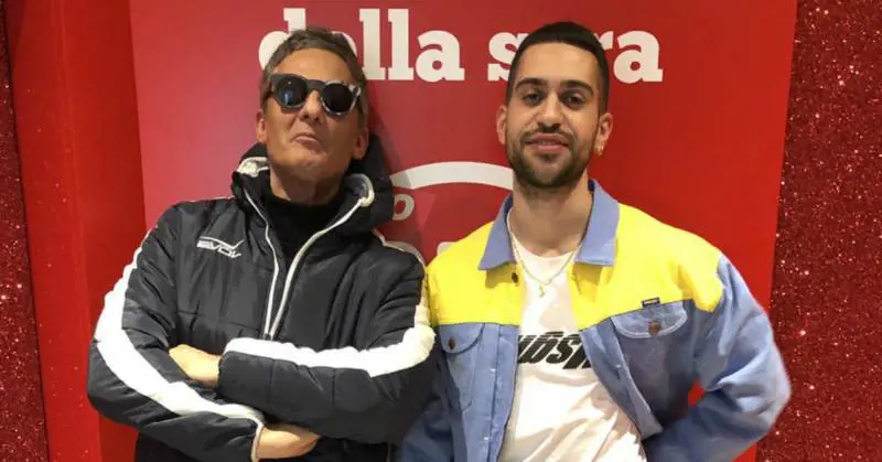 Mahmood da Fiorello canta "Hola" di Mengoni
