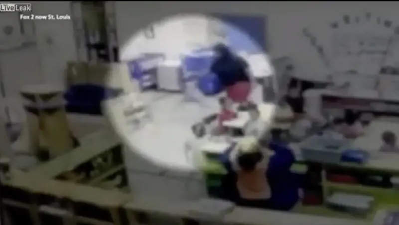"Non la smetteva di parlare". E la maestra le sbatte la testa
