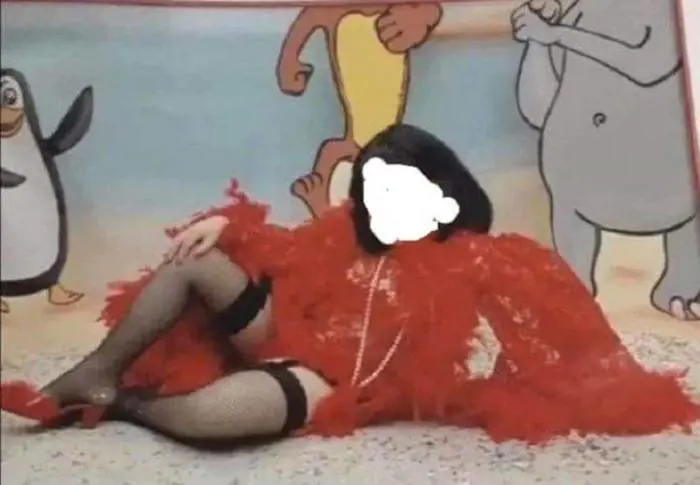 Veste la figlia da prostituta per Carnevale. È polemica sui social