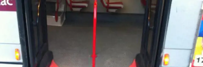 Autobus preso a sassate, vandali seminano il panico a Foggia