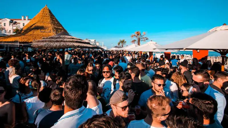 Dalle feste in spiaggia ai turisti negli alberghi. La stagione? È già partita