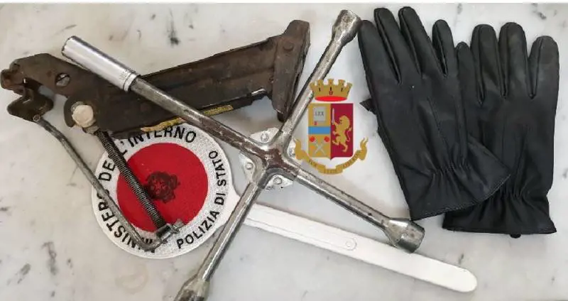 Rubavano cerchi in lega, arrestati dalla polizia
