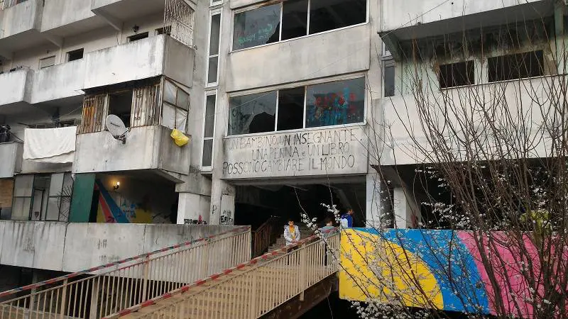Crolla scala a Scampia, ferito gravemente giovane del quartiere