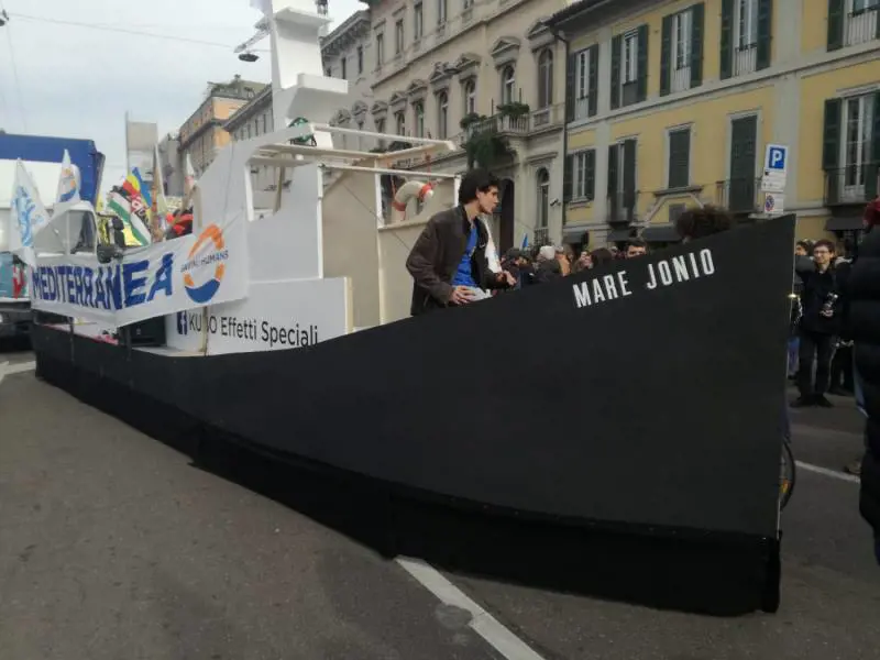 A Milano la "carnevalata" buonista