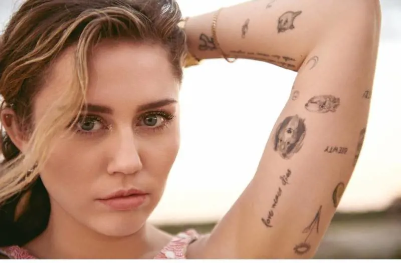 Miley Cyrus: "Il mio primo bacio è stato con una ragazza"