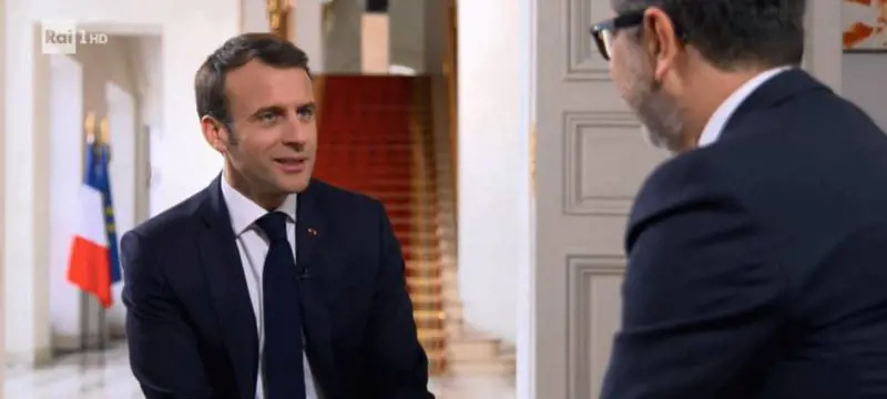 "Parigi Capitale d'Italia". Bufera sull'intervista di Fazio a Macron