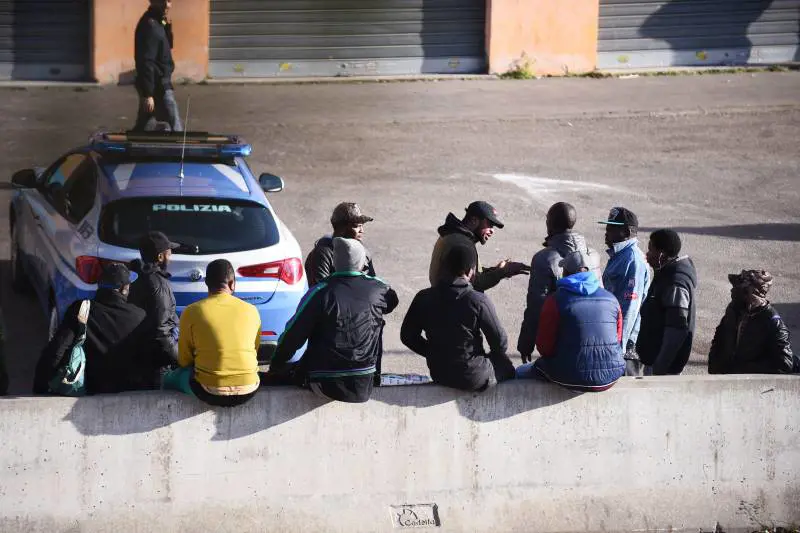 Il villaggio ex Moi è preda dei migranti. Il blitz di Salvini per liberarlo