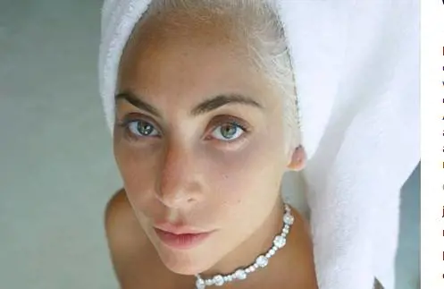 Lady Gaga e quel selfie acqua e sapone con un diamante di Tiffany
