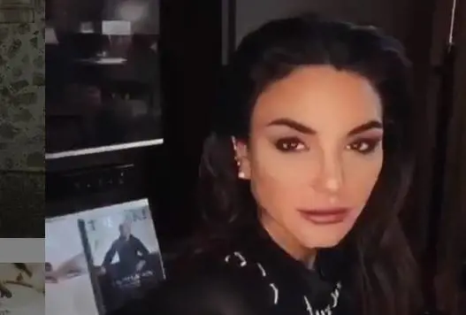 Chiara Biasi insultata: “Sei travestita da escort?”. Lei gela l’hater così