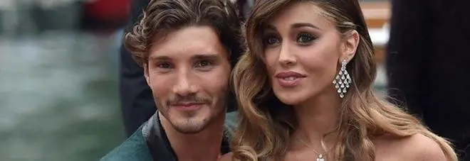 Stefano De Martino pizzicato alla festa della mamma di Belen
