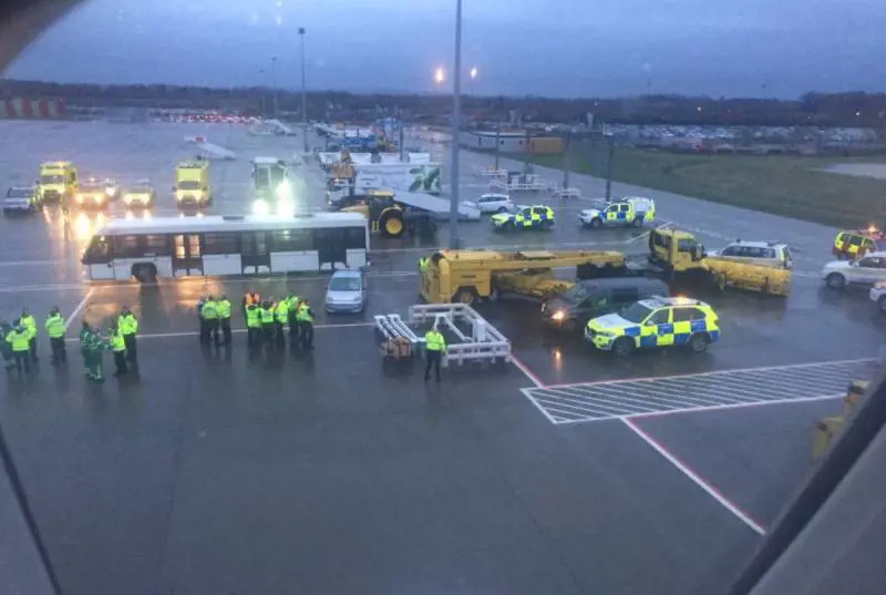 Tosse e vomito a bordo, un aereo finisce in quarantena