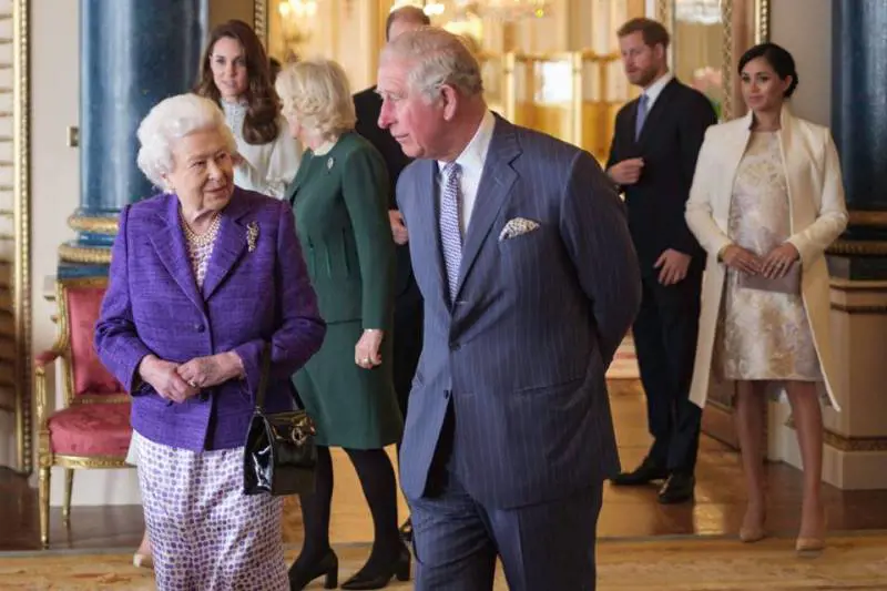Il duro mestiere di regina: l’imparzialità di Elisabetta II. Così "ignora" Kate e Meghan