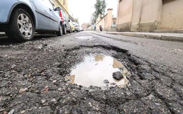 Roma, cade in una buca e si frattura il malleolo: causa al Comune