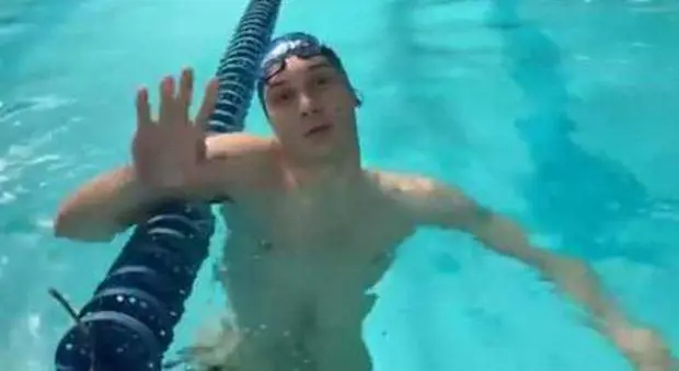 Manuel Bortuzzo, in acqua un mese dopo l'aggressione