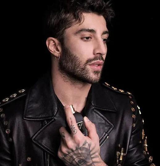 Andrea Iannone non è più solo: c’è una ragazza nel letto con lui