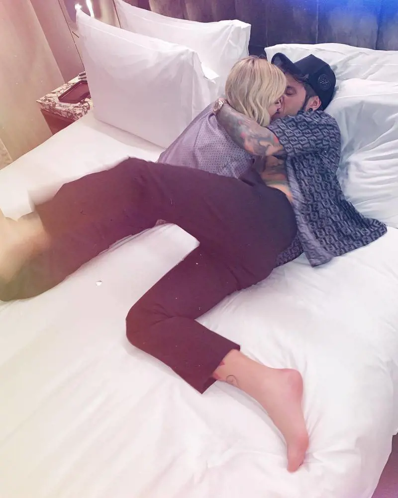 Chiara Ferragni sul letto con Fedez. E i fan commentano disgustati