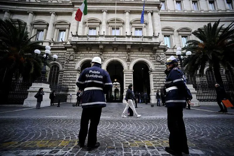 Massa Marittima, ambulante reagisce a controllo e ferisce vigilessa