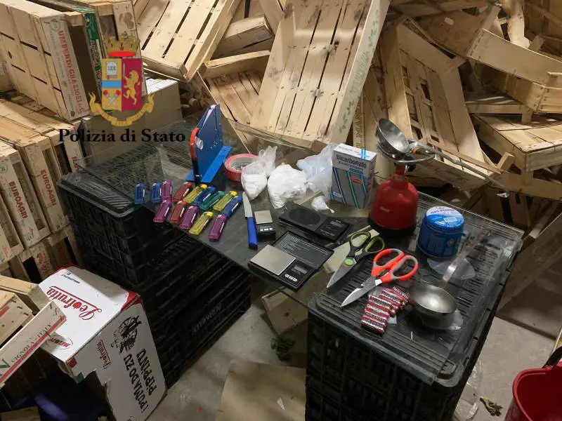 Scoperto laboratorio artigianale della droga. Arrestati due pregiudicati palermitani