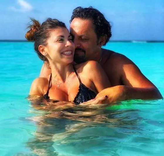 Flora Canto sexy alle Maldive con la famiglia
