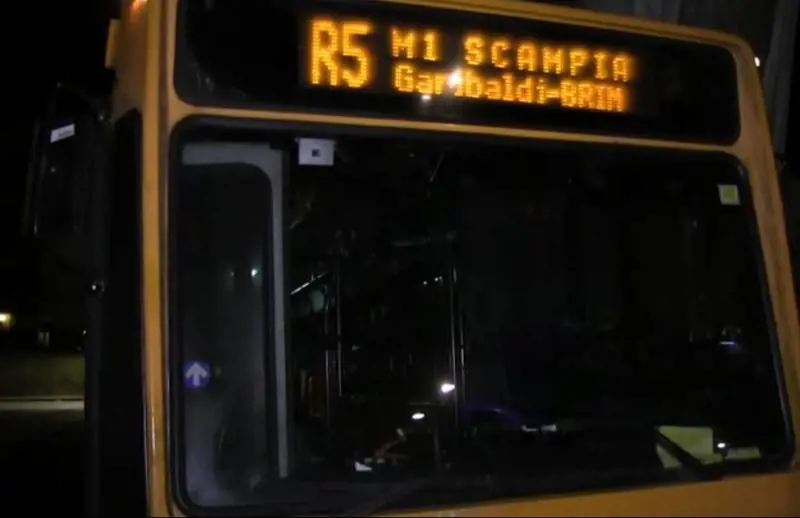 Scampia, ragazzi prendono a sassate bus: un vetro va in frantumi