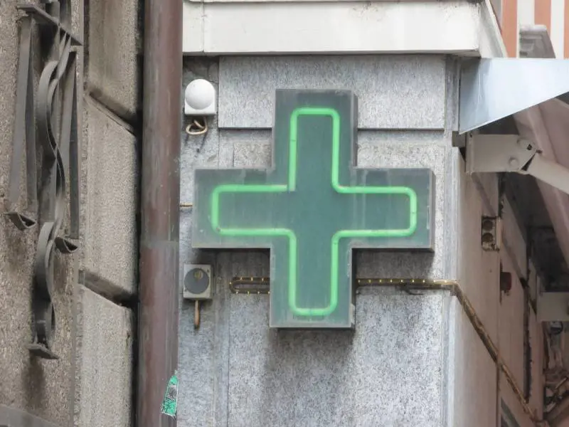 La farmacista insegue il ladro e lo blocca, poi lui le chiede scusa