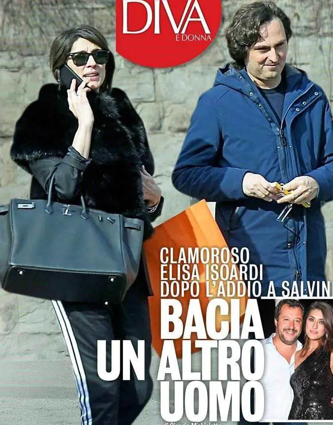 Elisa Isoardi bacia un uomo in pubblico