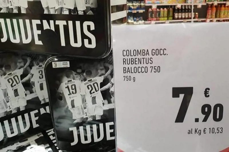 Scrive "Rubentus" su cartello delle colombe bianconere: dipendente a rischio