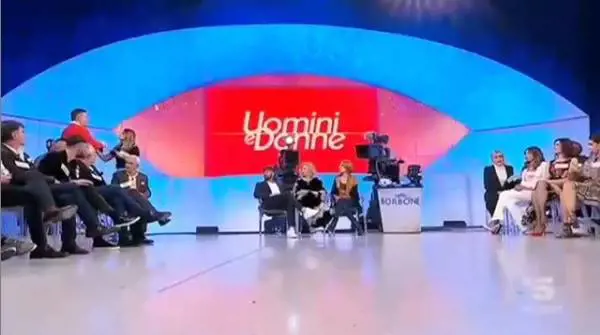 Uomini e Donne, Roberta schiaffeggia Riccardo: "Fai schifo"