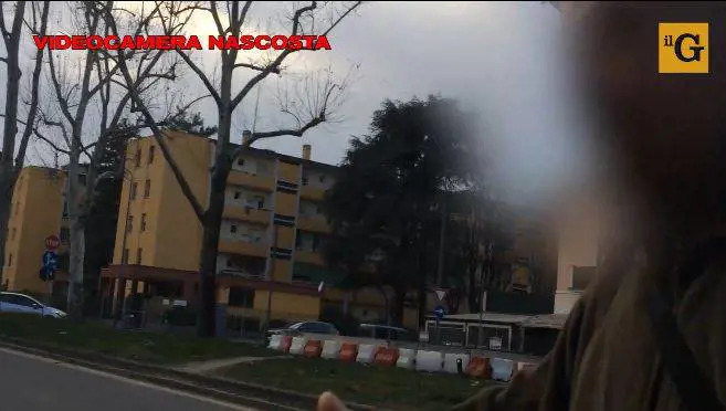 Milano, ecco il quartiere ghetto tra incendi, occupazioni e rifiuti