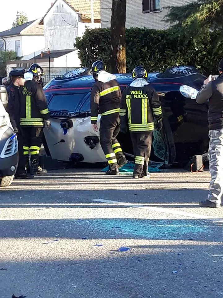 Brianza, militari inseguono ladri e la gazzella si ribalta: 3 feriti