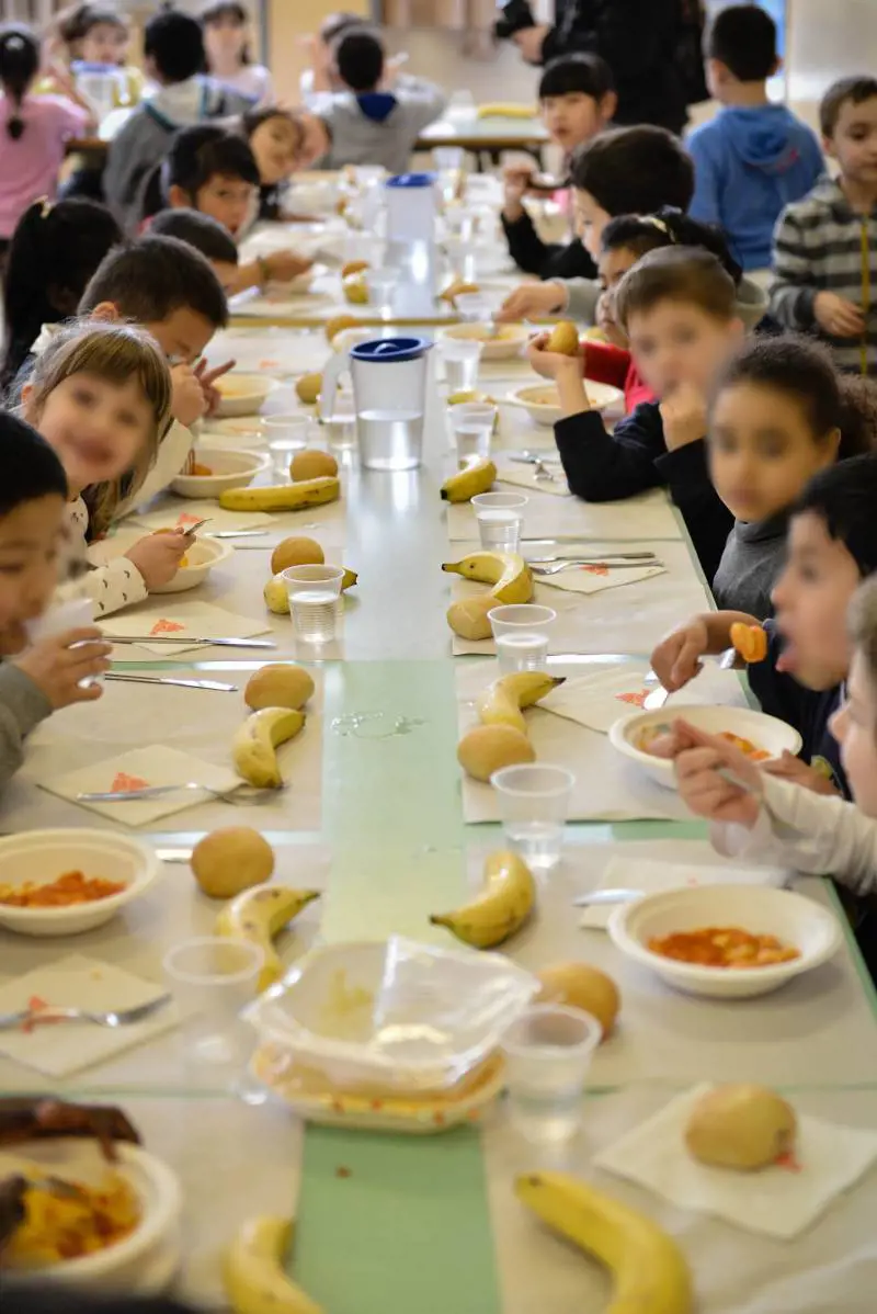 Litigano per la pizza, bambino minaccia compagna di scuola con un coltello in mensa