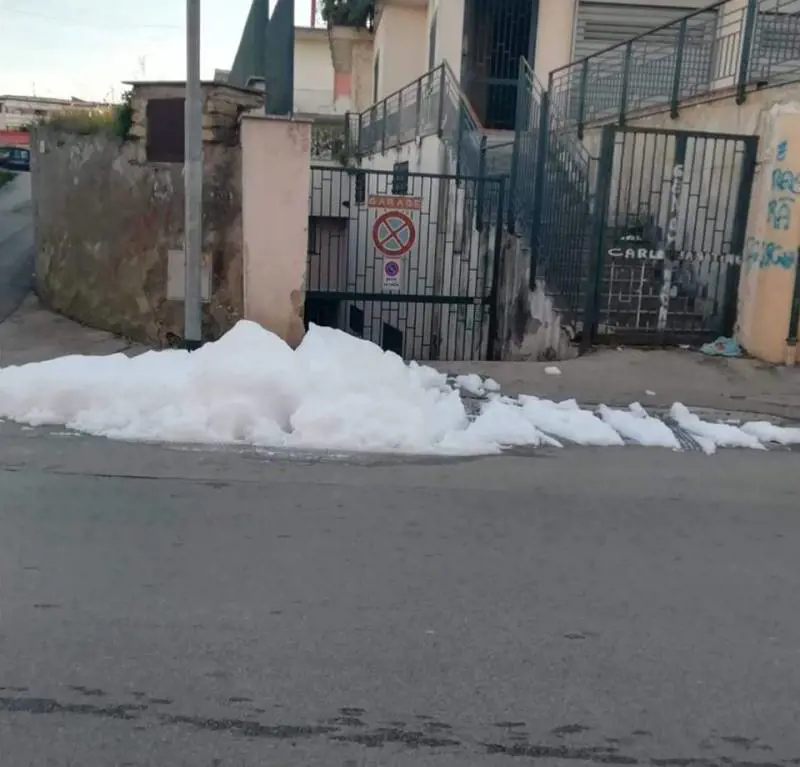 Schiuma bianca dai tombini: i casi in Campania