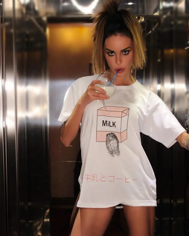 Nina Moric scatena i fan. La maglia è troppo corta