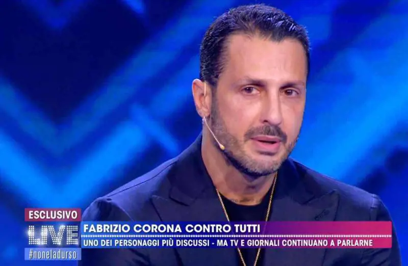 "Ho sbagliato io per primo". Fabrizio Corona si commuove a Live:Non è la d’Urso