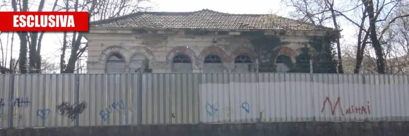 "Qui le palazzine cadono a pezzi". I residenti costretti a vivere nel degrado