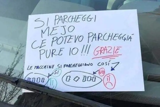 "Si parcheggi mejo..": il tutorial sull'auto spiega come parcheggiare