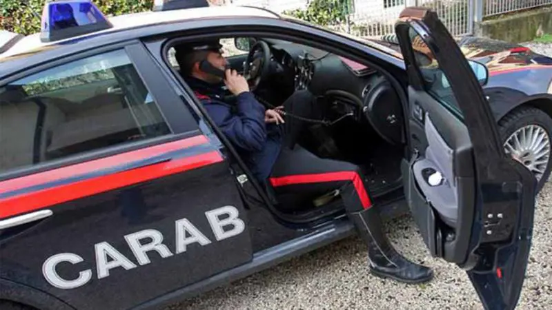 Firenze, accoltella al cuore il fidanzato e incolpa uno straniero