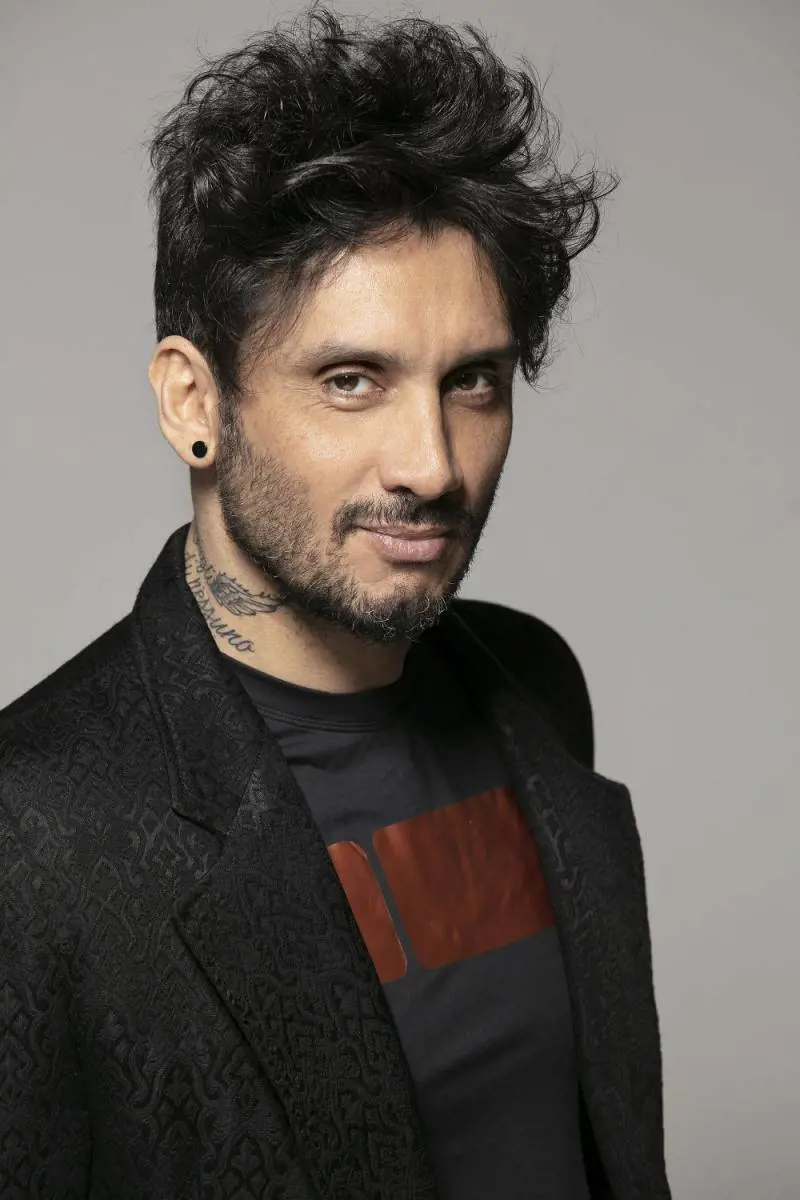 Fabrizio Moro invita a non mollare mai con "Ho bisogno di credere"