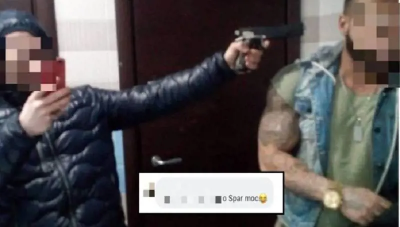 Si puntano la pistola contro: è polemica per l'immagine sui social