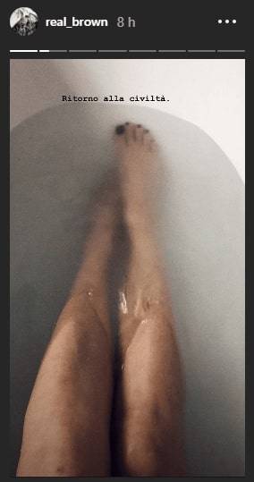 Emma Marrone è sexy nuda nella vasca da bagno