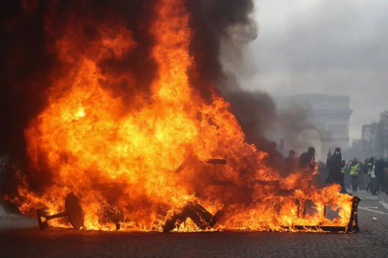 A Parigi rimosso il prefetto e vietati gli Champs Elysées