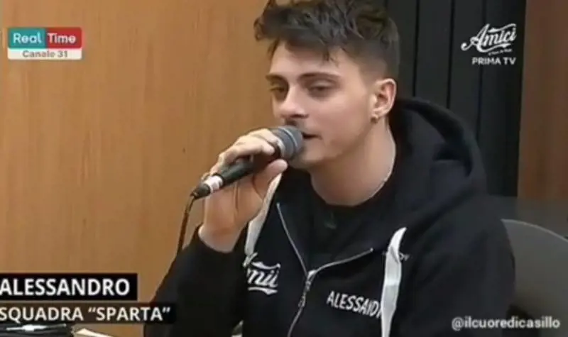 Amici: Casillo si ritira? Passa la notte in disco a Milano