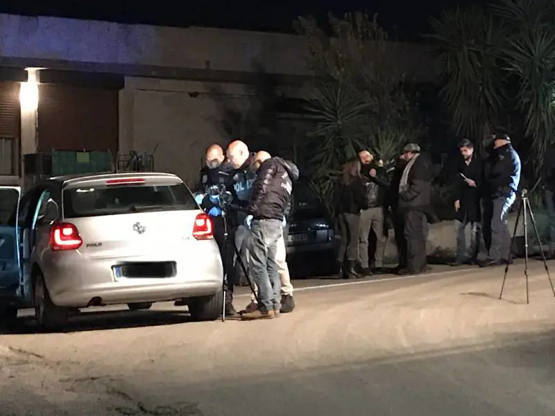 I rilievi della Polizia Scientifica sull'auto della vittima