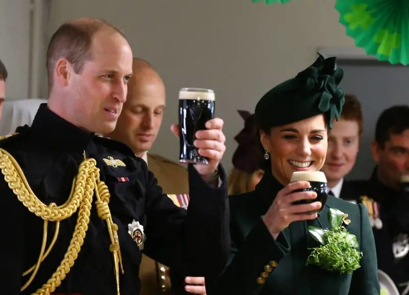 Kate Middleton non è incinta: beve birra