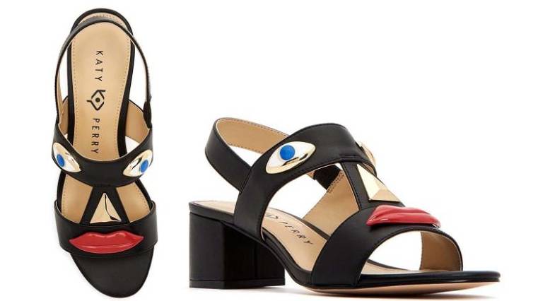 Katy Perry accusata di razzismo per delle scarpe con labbrone stile mamy di Via col Vento