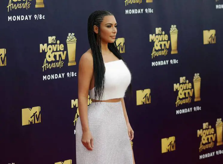 Kim Kardashian, la figlia North West truccata per la messa